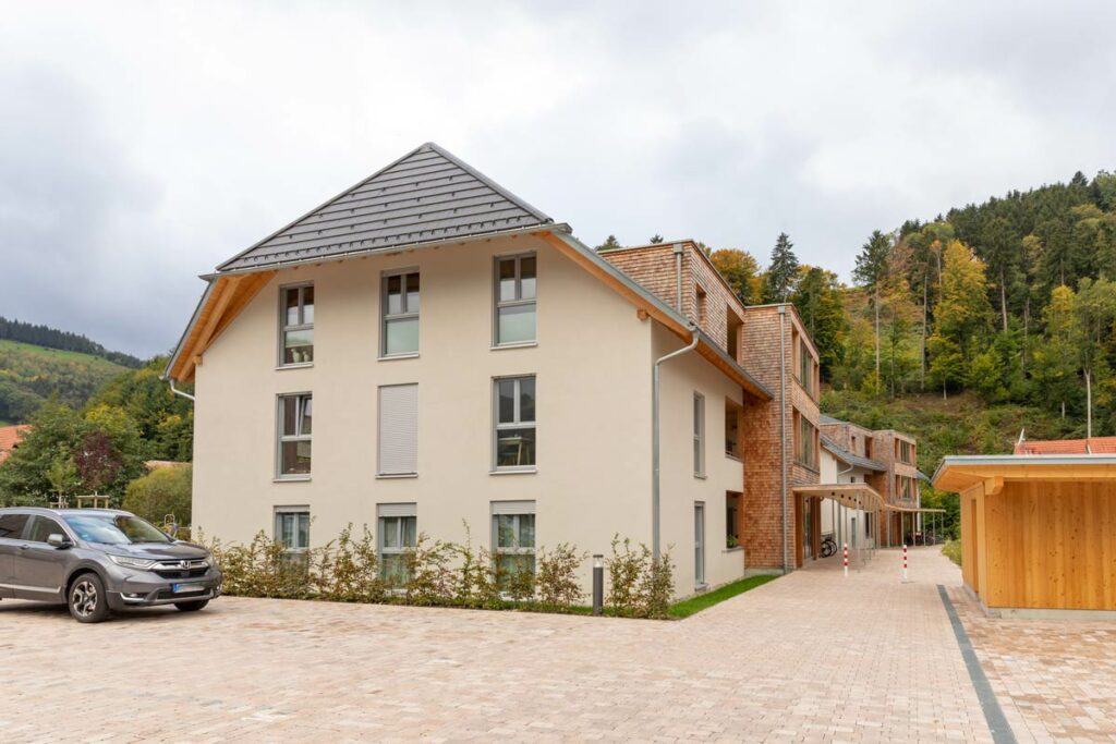 Mehrfamilienhaus Holzschindeln