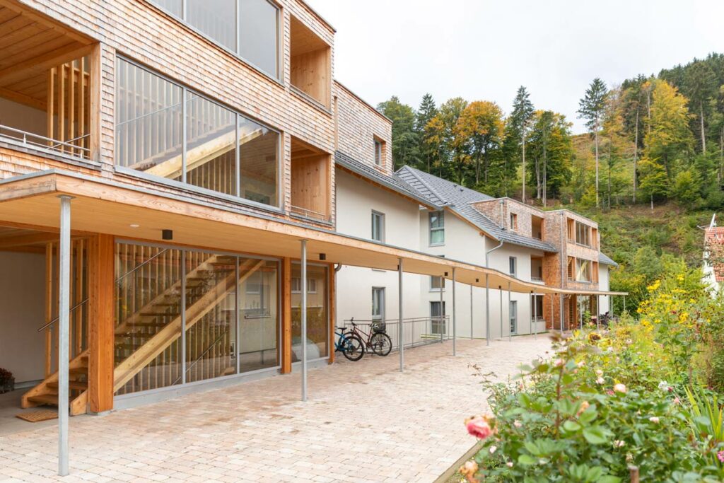 Mehrfamilienhaus Holzschindeln