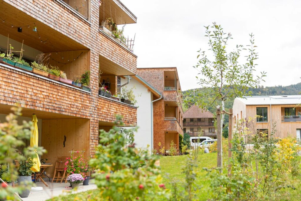 Mehrfamilienhaus Holzschindeln