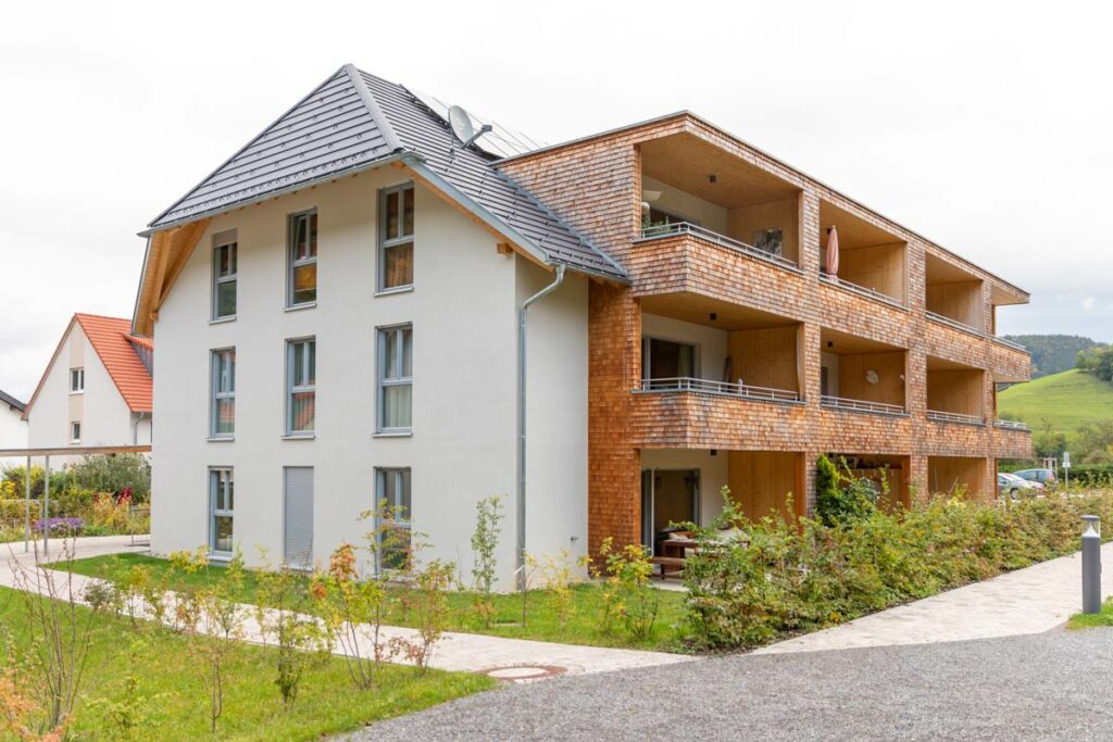 Mehrfamilienhaus Holzschindeln