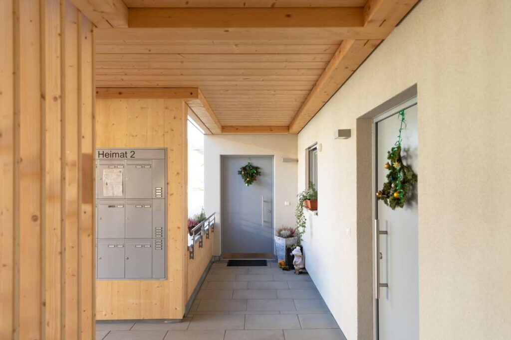 Mehrfamilienhaus Holzschindeln