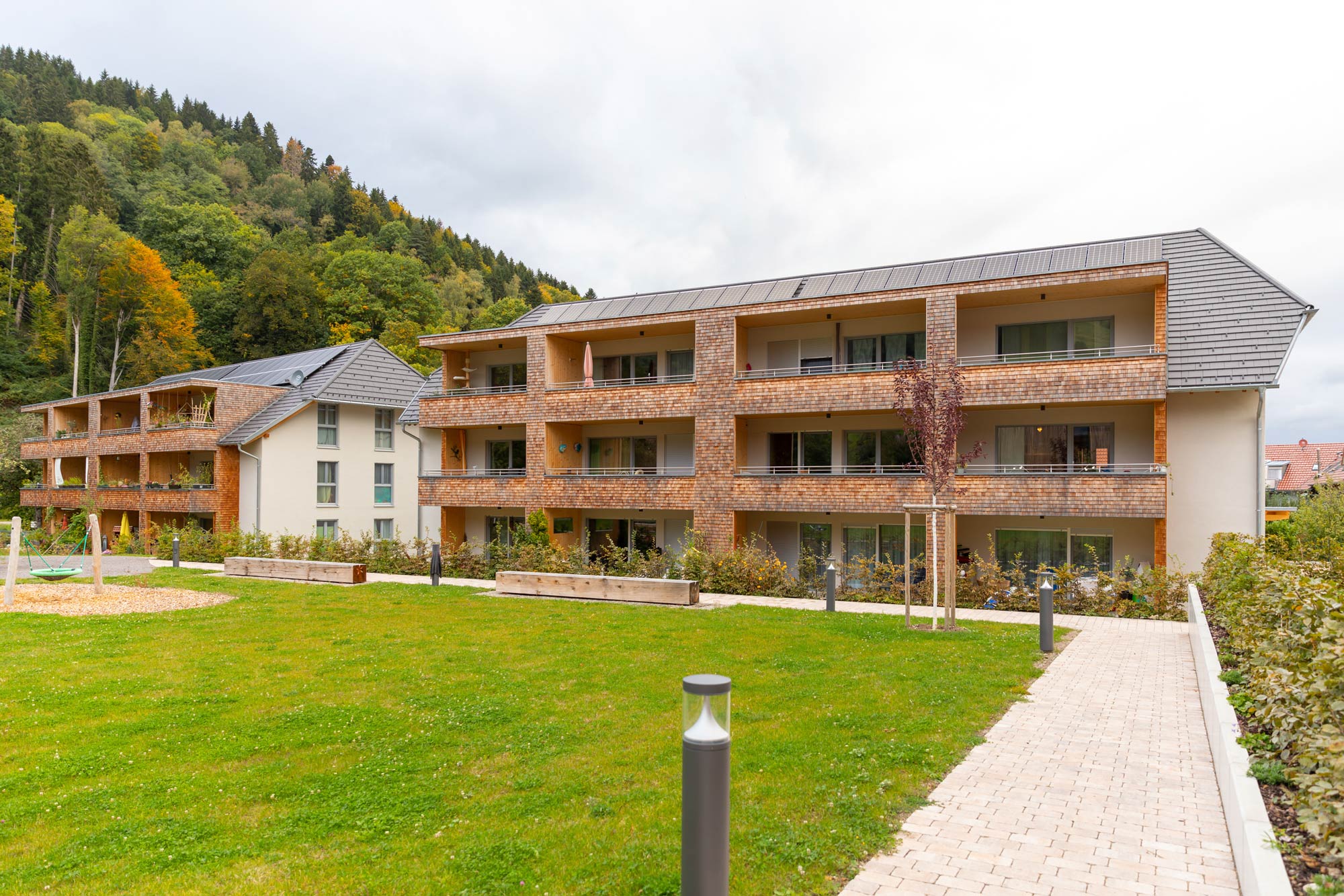 Mehrfamilienhaus Holzschindeln