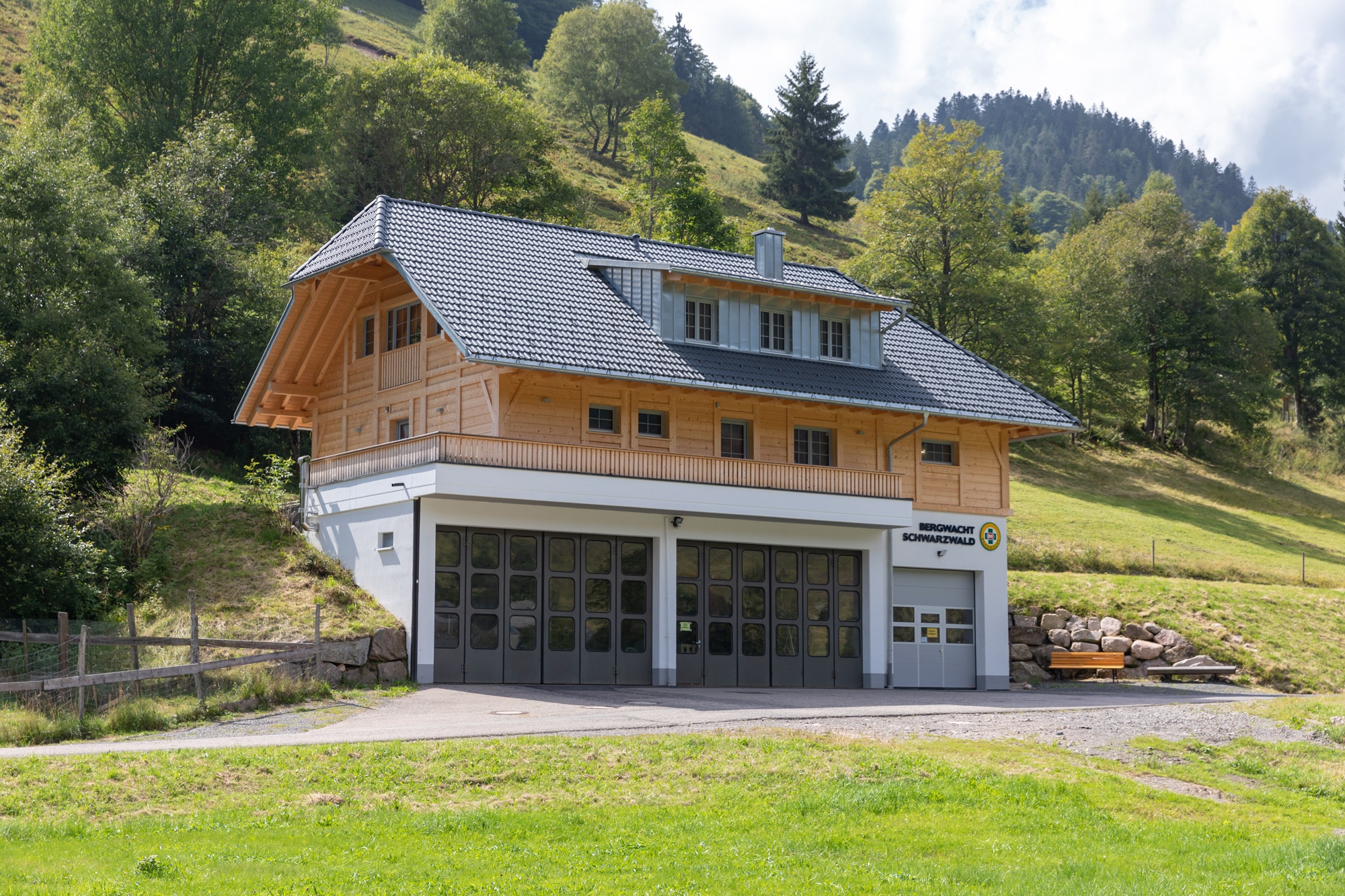 Bergwacht – Gewerbebau aus Holz